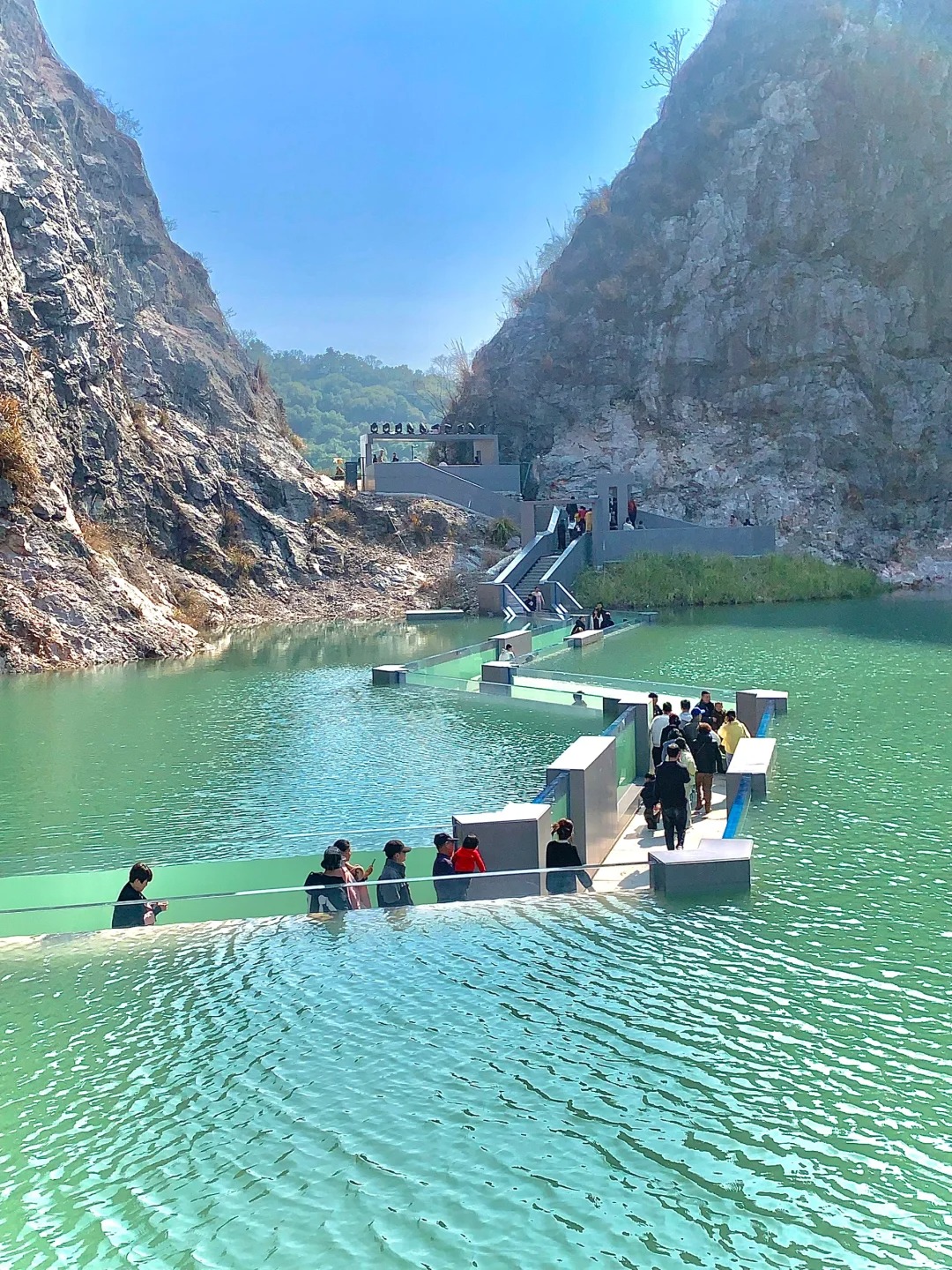 以为西湖已经很美了 直到去到了这里……
有点梦幻的地方🧊
杭州的水下走廊 天气