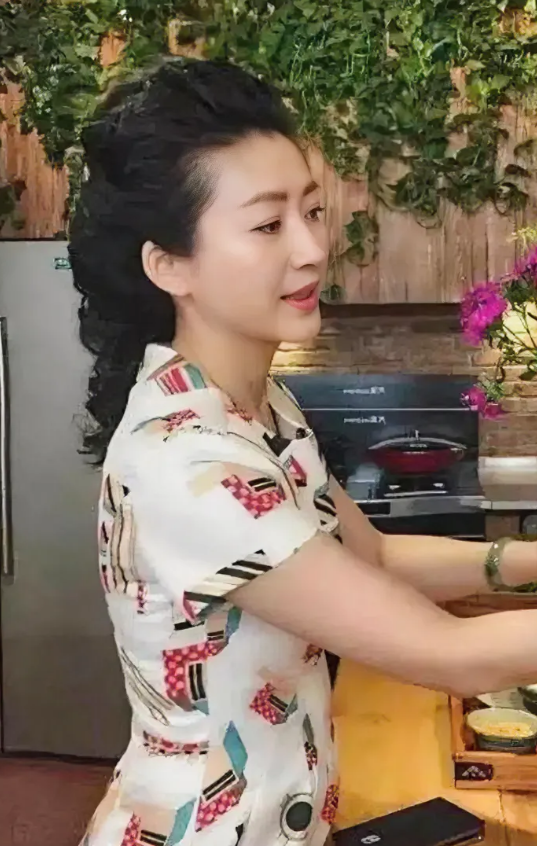 这头型好酷哦！她一改过去短发风格，把头发高高拢起随意飘落在肩头，轻松自然，格外迷