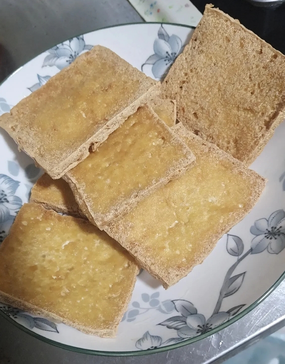 现在不仅年轻人想得开，老人也想得开。我们村有个老光棍，今年60多岁了，父母早已去