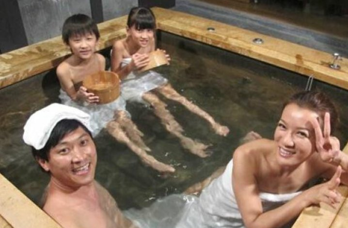 日本混浴的公共温泉, 人们隐私怎么保护, 方法让人无语!