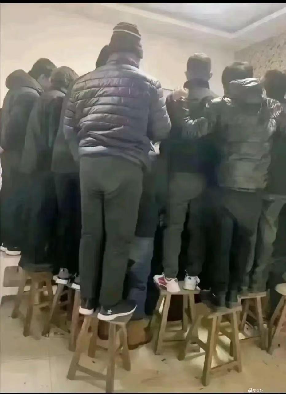 过年回村里的人也不知道为什么凳子不坐着都踩在上面？