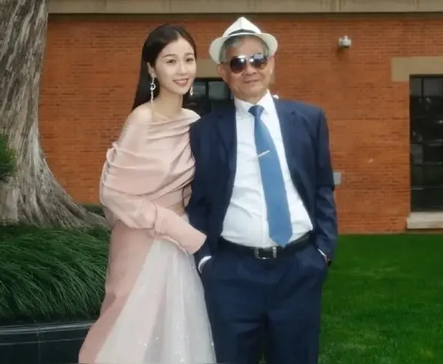 演员虞书欣与爷爷合影，虞书欣妥妥豪豪门富三代，爷爷虞锡元是钢铁大佬。父亲虞丕杰江
