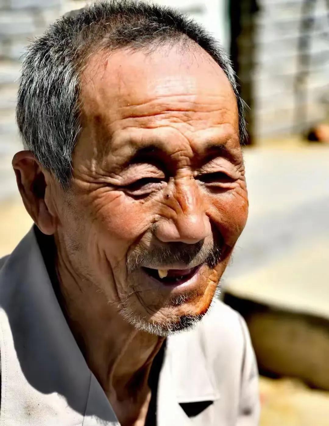 我发现农村老人都有这样的规律。
1，大多老人掉了牙也不治，凑合着吃，硬的咬不动，