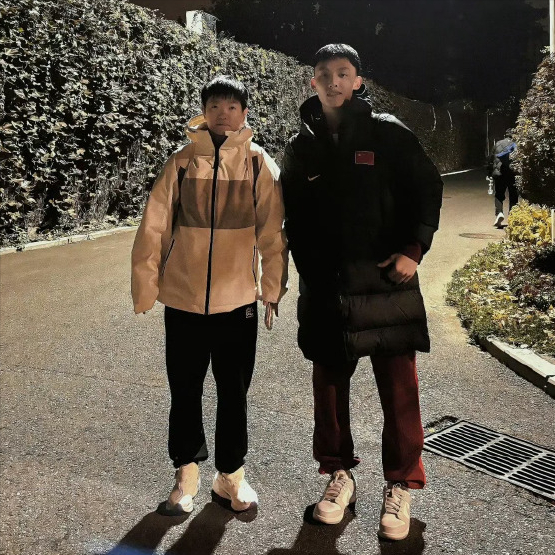 徐杰跨界合影当红乒坛国手