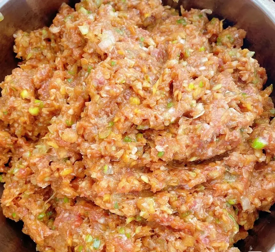 包饺子要想好吃，四放四不放就对了:

1. 放熟油，增加香味，不放生油，避免有生