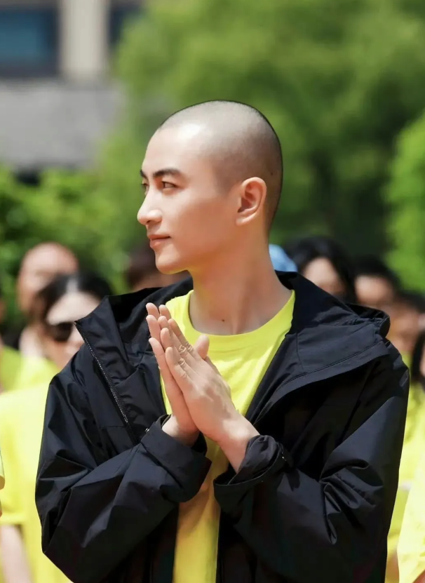 陈晓是实打实的真帅哥，新剧开机他光头造型示人，依然剑眉星目十分俊朗。
果然天然帅