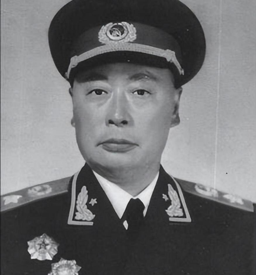 1955年，蒋介石看到了十大元帅的名单，他看完之后指着一个人的名字，对身边的宋美