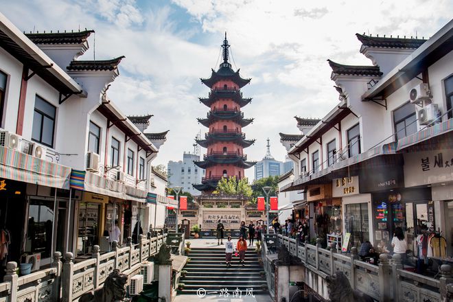 宁波闹市孤零零耸立一座古塔，说有14层，游客却看不出来