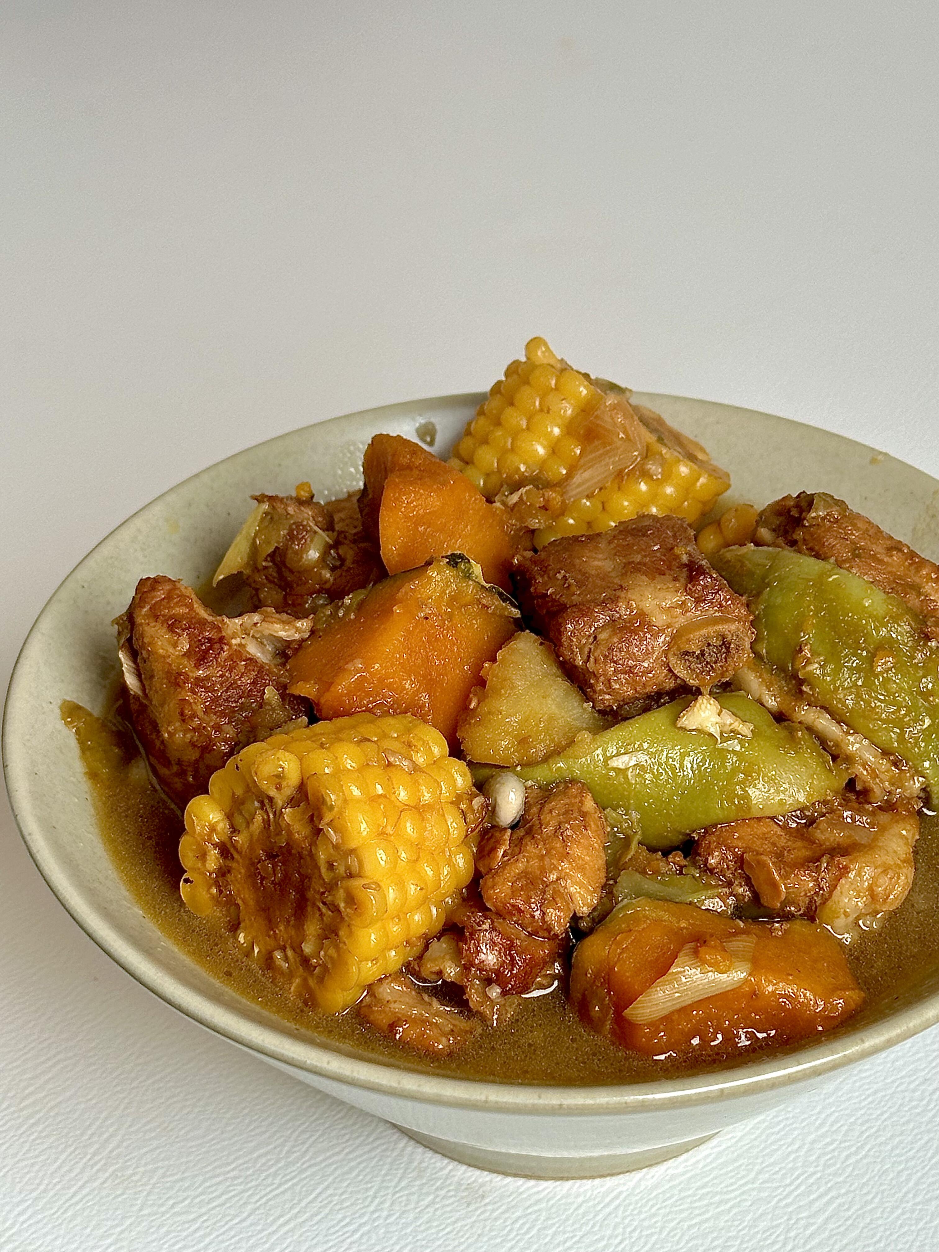 汤汁浓郁的排骨炖豆角，配米饭一顿炫