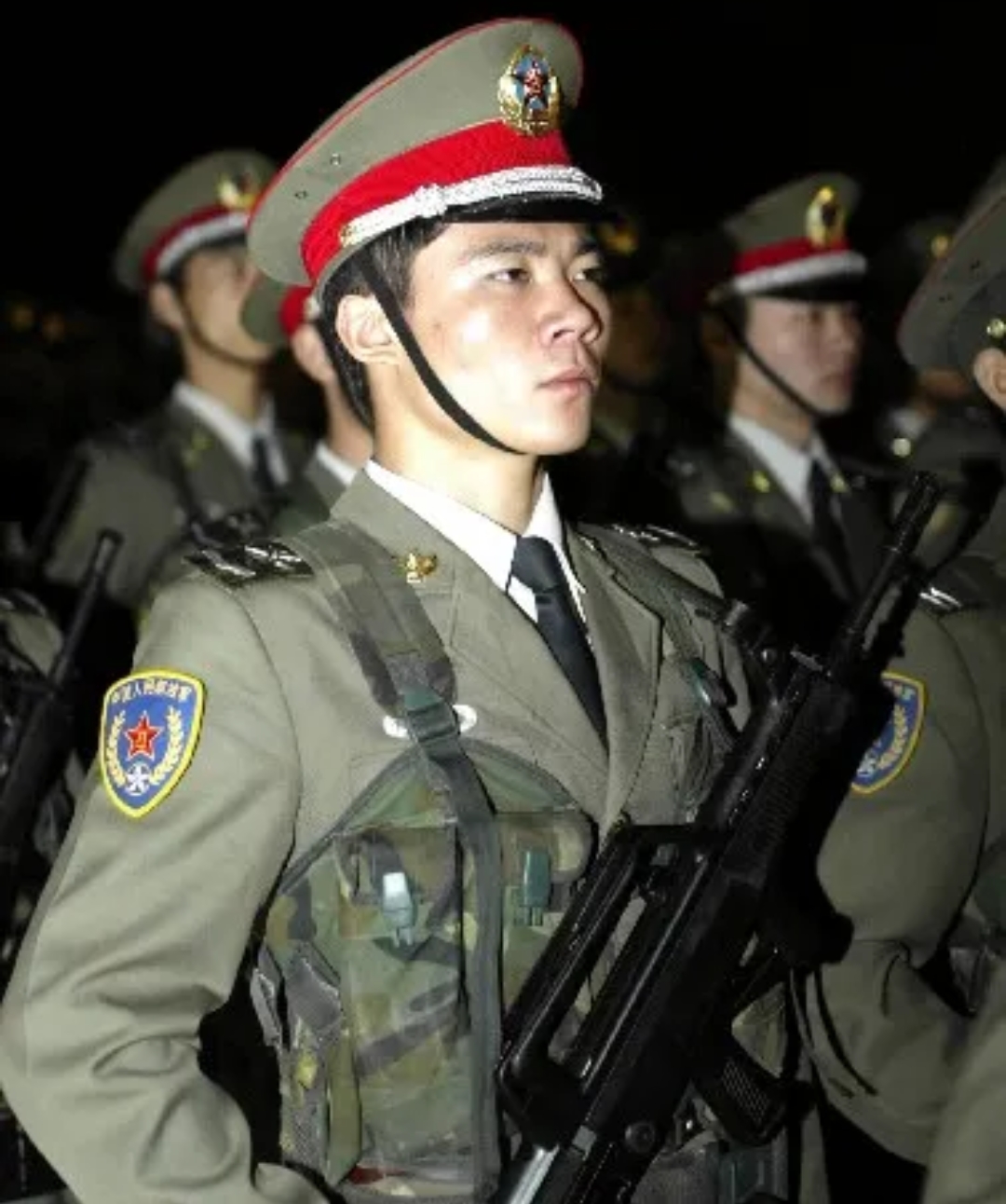 97式驻港军服十分经典，在当时国家是不惜成本制作的。这套军装种类不仅全，而且质量