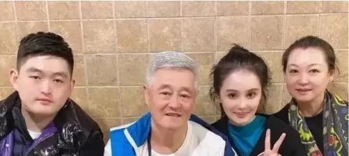 1991年，赵本山对原配葛淑珍说:“我们离婚吧！”葛淑珍很平静:“离婚可以，但你