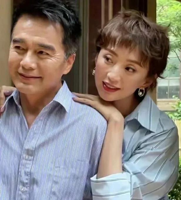 这对老夫少妻多恩爱呀，许亚军的现任妻子张澍也是一个演员，和他因戏生情。
众所周知