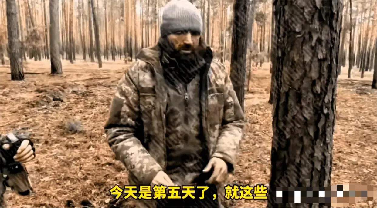 俄军在库尔斯克地区清理战场时发现一名格鲁吉亚雇佣兵，他在窝棚里躲了五天，抱怨俄军