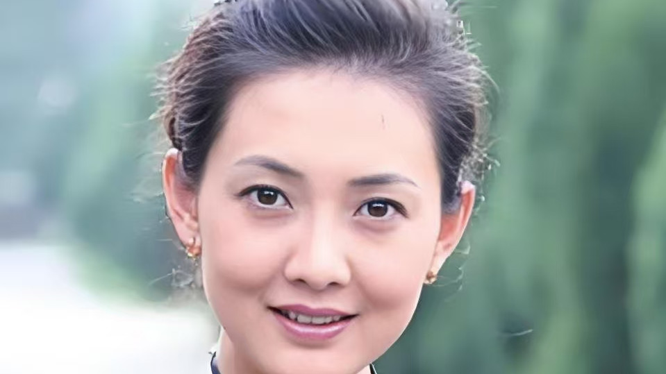 牛莉点赞自己离婚评论，28年婚姻走到尽头，网友为她的勇气点赞!