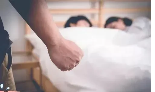 甘肃兰州，美貌少妇背着丈夫，偷偷和前男友旅游约会。可等女子回家，前男友突然向她借