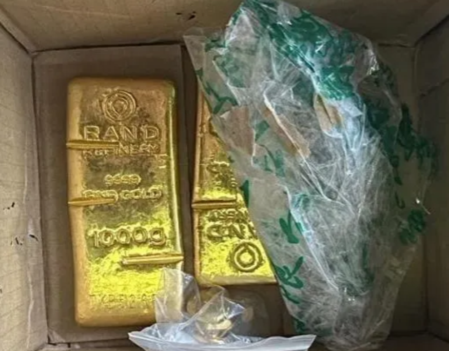 浙江天台，一女子网购6克金戒指，她收到货，感觉包裹有4斤左右，很是奇怪，戒指也不