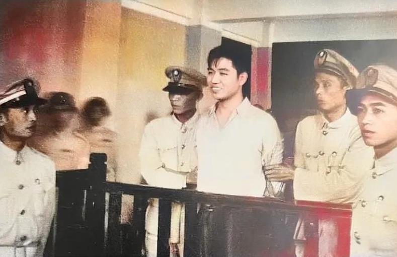 1948年，烈士王孝和被叛徒出卖后被捕。此时，他被反绑着双手，由两个警察架往，出