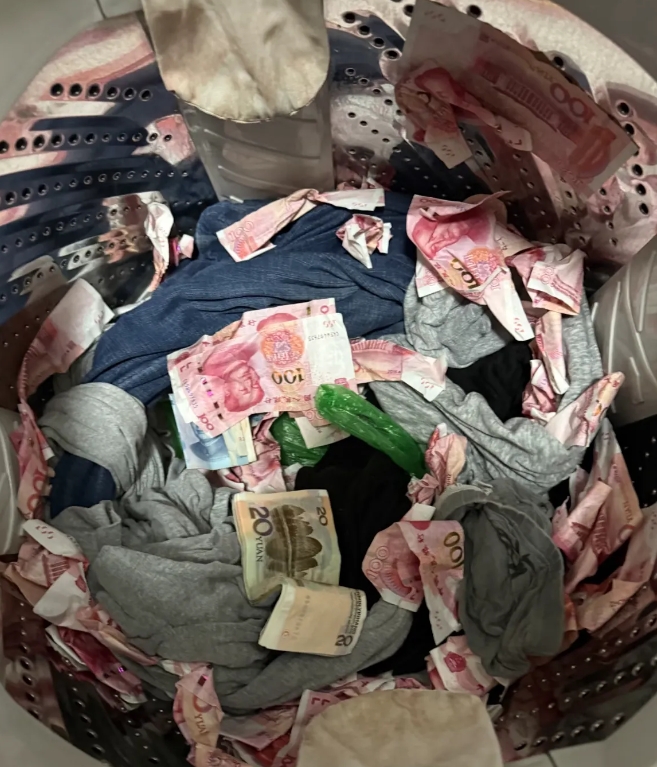 跟你们分享一件离谱又好笑的事儿！今天洗衣服的时候，压根没注意到裤子口袋里还藏着“