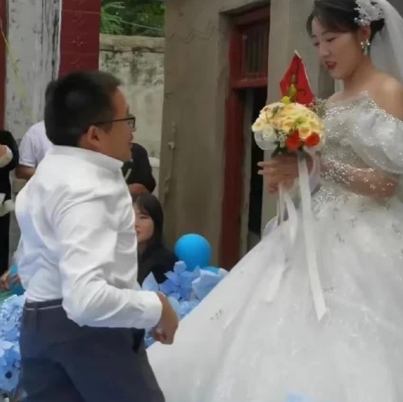 能找到如此美丽的妻子，真是不容易啊