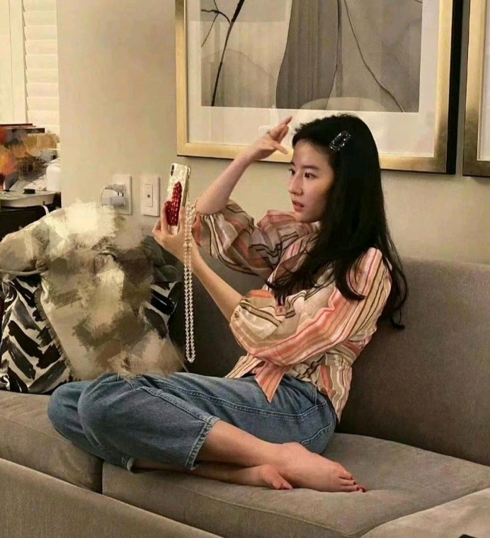 刘亦菲的自拍和他拍