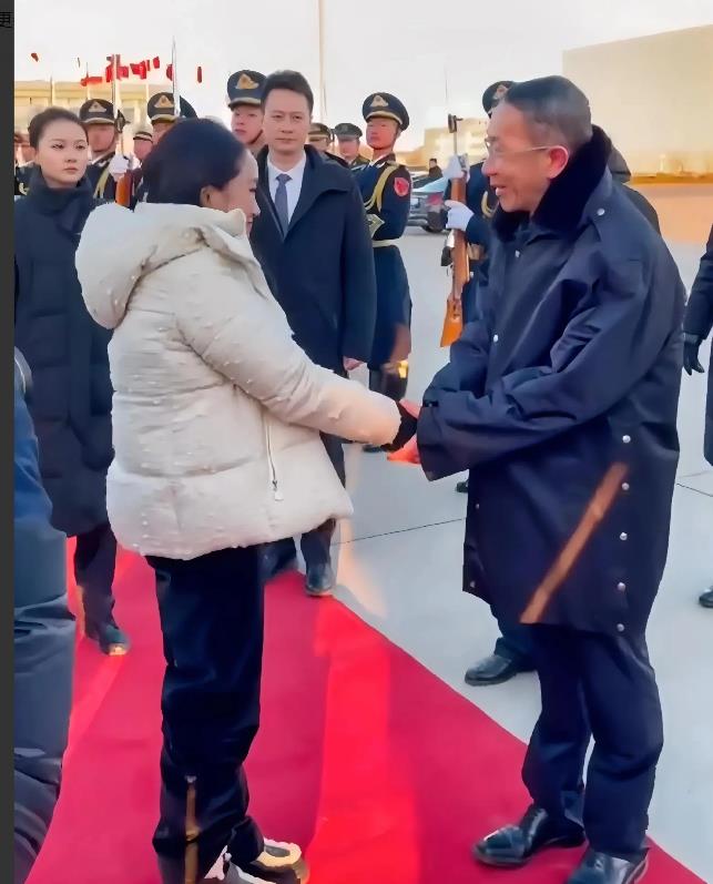 泰国总理佩通坦在北京访问结束后，乘坐飞机去黑龙江省哈尔滨市，出席2月7日在那里举