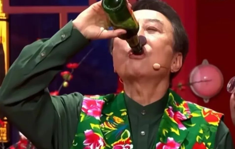 67岁的冯巩今年未登央视春晚，转而亮相辽宁卫视春晚，他在舞台上勇敢地一口气喝光一