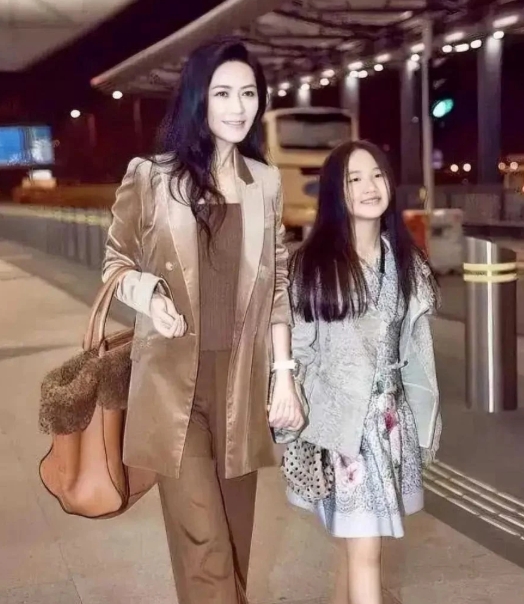 宝子们，我最近看到田海蓉的消息，真是惊到我了！谁能想到啊，她女儿都 20 岁了。