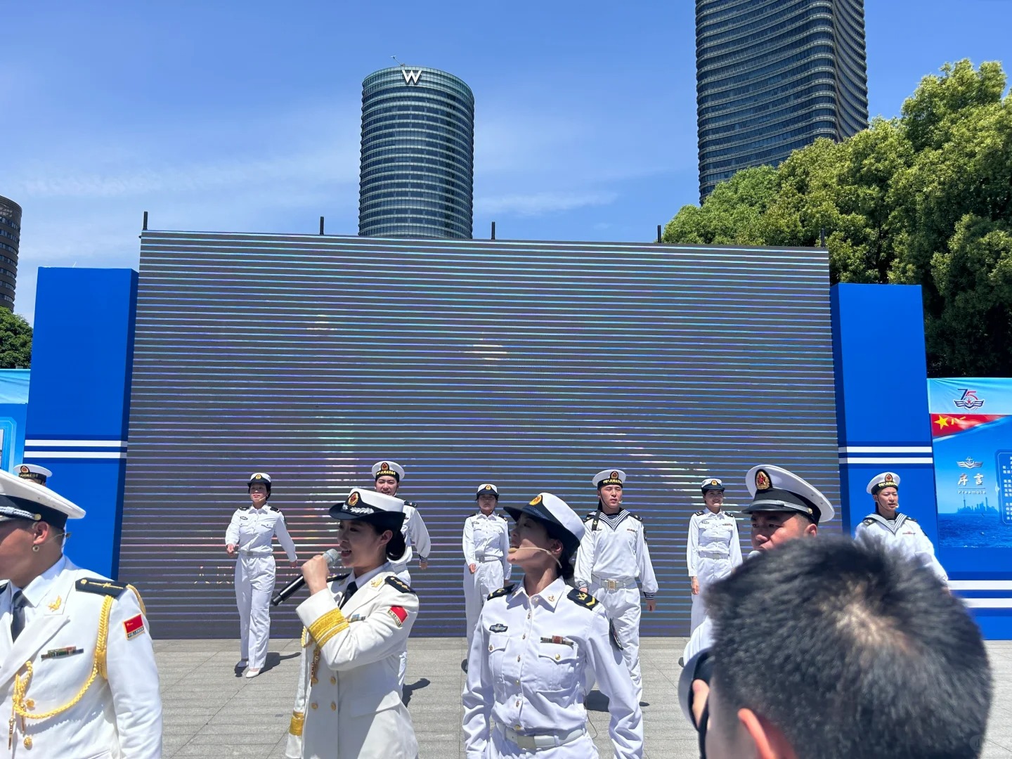 上海｜海军75周年开放日兵哥哥真的帅😍
里面的兵哥哥都好帅啊
山东淄博舰上的有