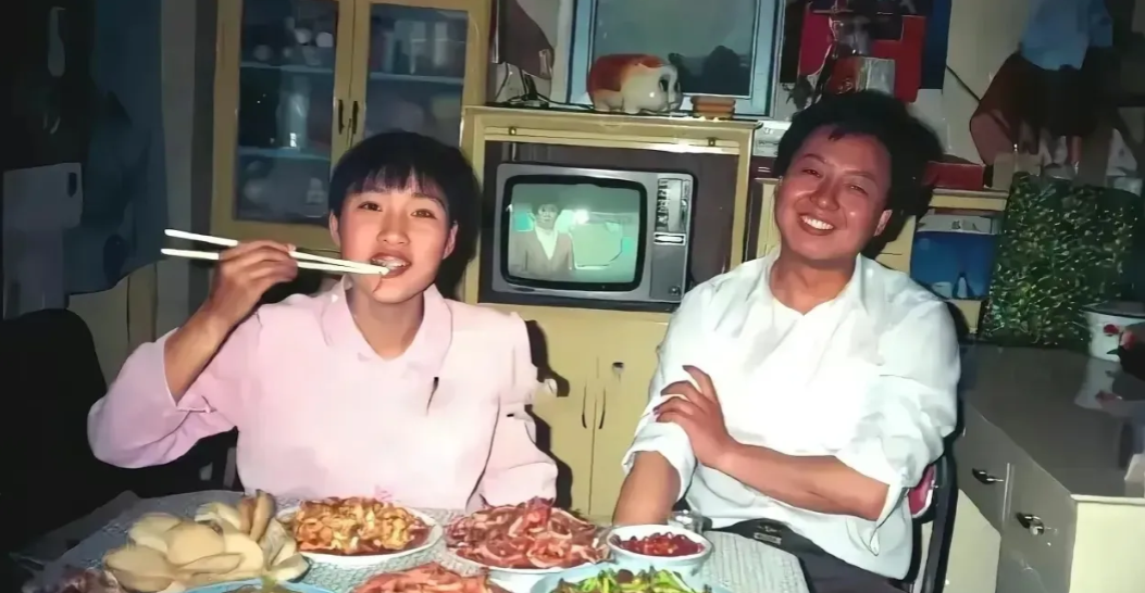 1986年间，安徽蚌埠市，一户“万元户”夫妻俩正在吃饭的照片。那时万元户的饮食也