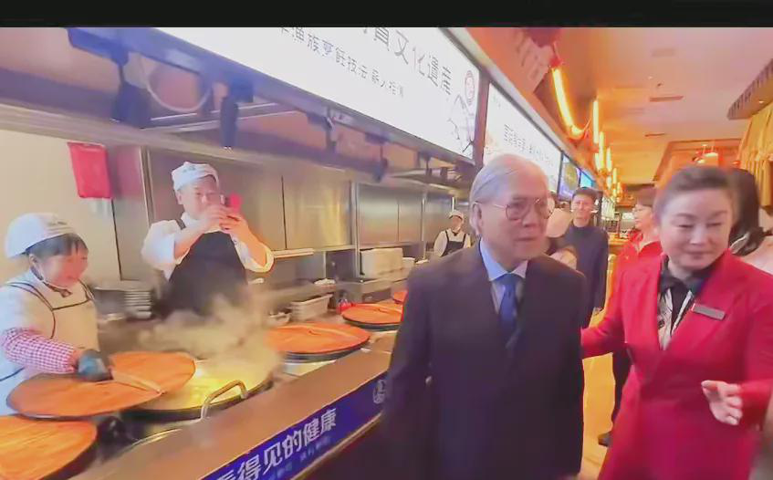  
 
 
 
霍震霆一家在哈尔滨彻底玩嗨了！开幕式刚喊完“齐聚尔滨”，转头就被