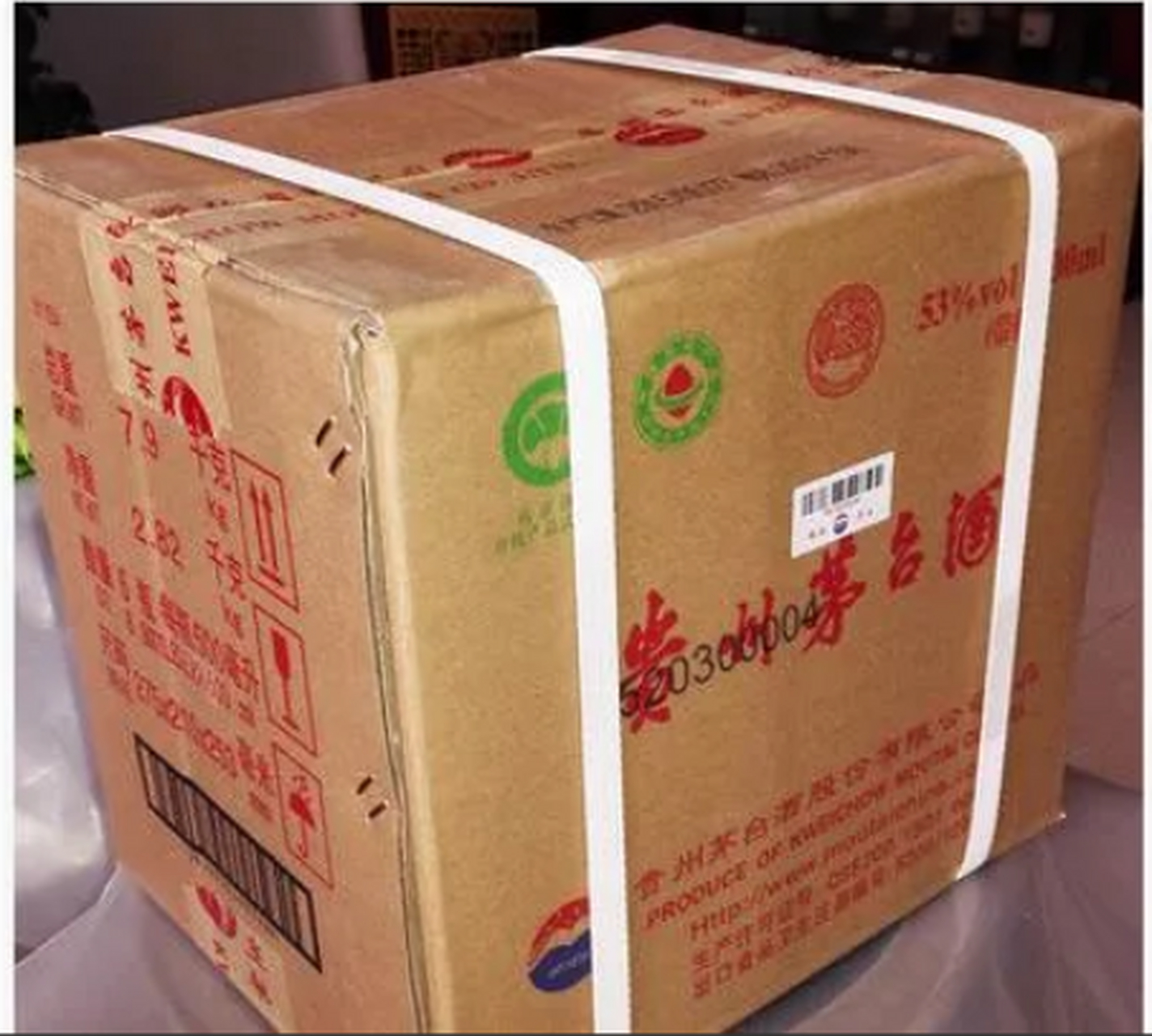 河南郑州，一烟酒商户接到一个大订单，对方要14瓶茅台，随即就把货款打了过来，商户