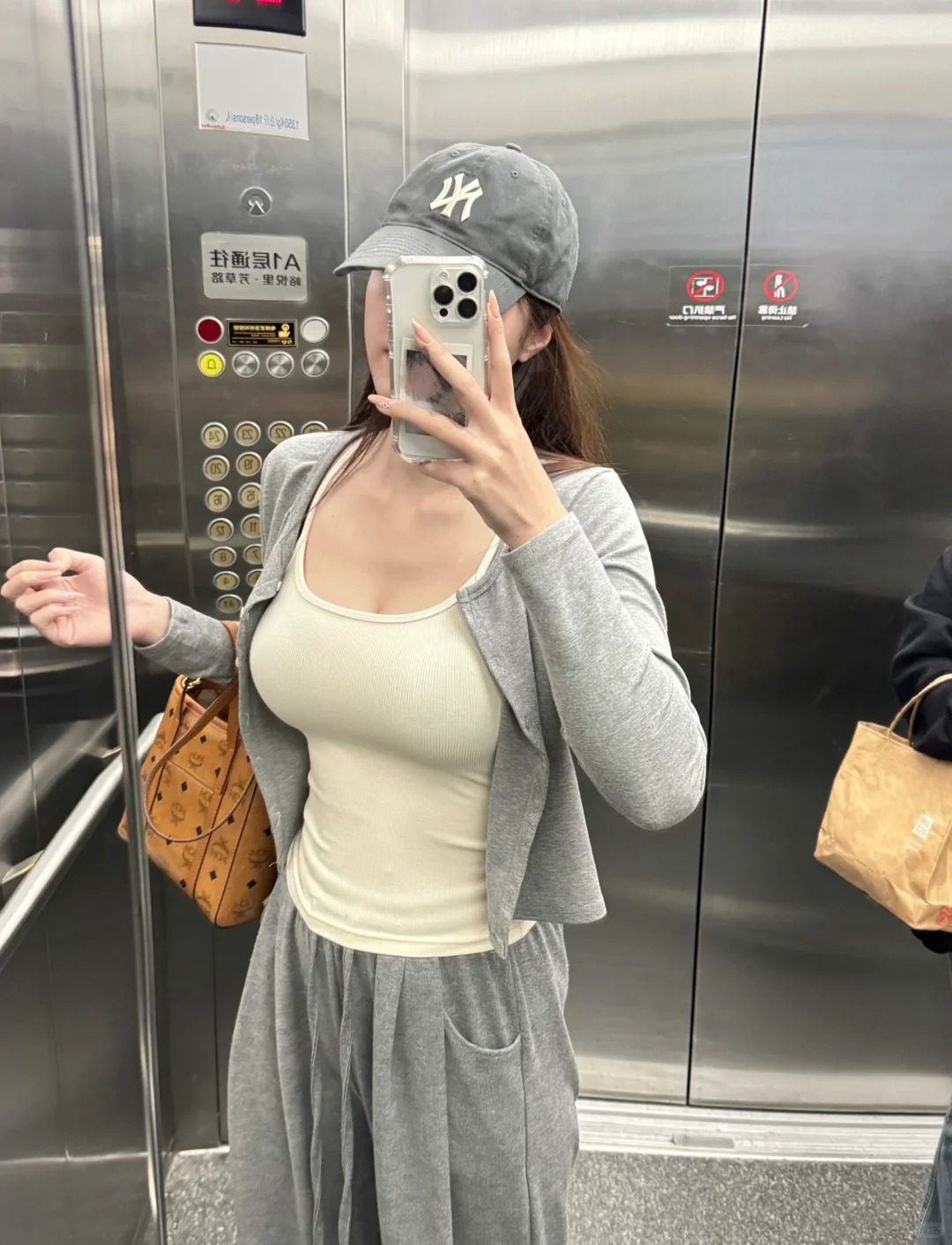 吊带外面不穿外搭是不是就出不了门？！
是的，我就是这样。。。
在网上说什么吊带自