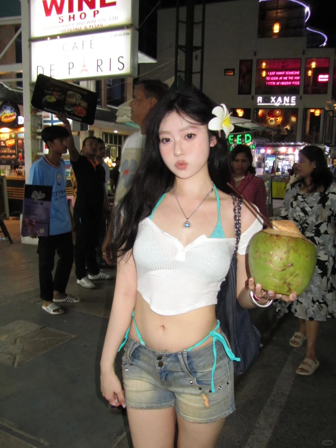海岛假期🥥
普吉岛的夜晚太舒服咯
岛民生活尊嘟很惬意
（海边正常穿搭 审核员不