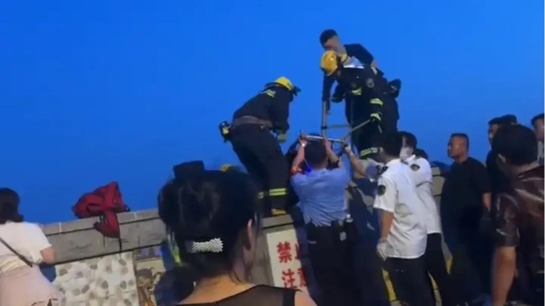巨婴行为引众怒：违规下海摔伤，怒斥120救援不力，遭全网抨击