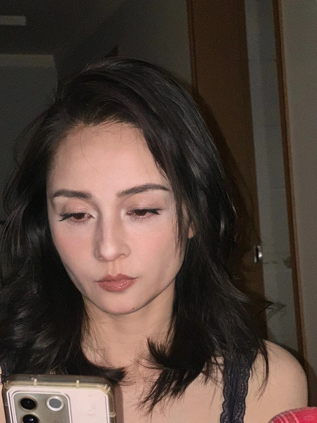 憔悴妈咪爆改女明星🔥
妈妈明天就回老家啦
今天晚饭之前突然想给妈妈化妆
哈哈哈