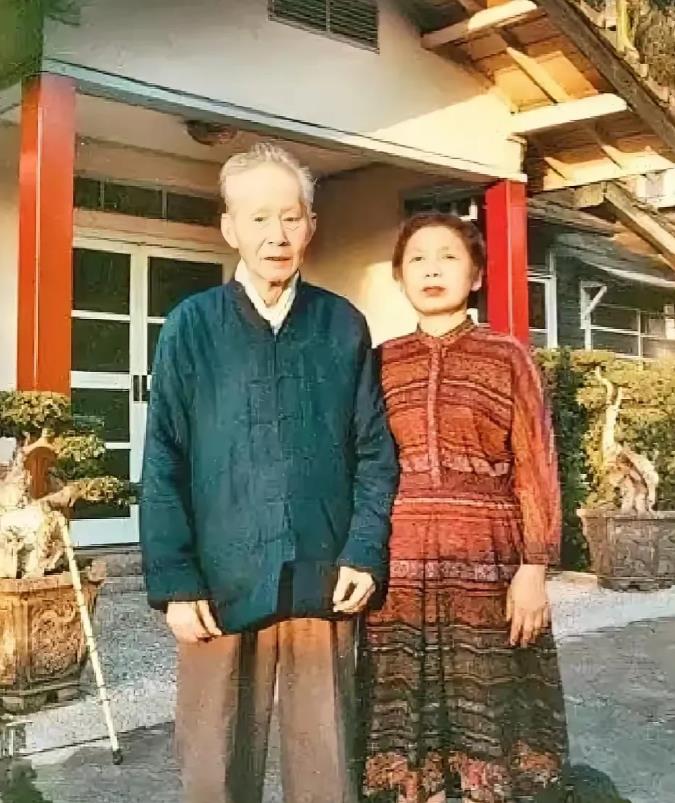 这是1988年，孙立人凄凉的站在家门口，留下了这一张照片，当时的他已经八十多岁高