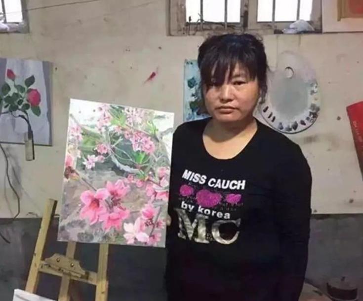 “这简直就是对艺术的侮辱！”2016年，山东一位大妈尝试临摹名家的画作，其作品被