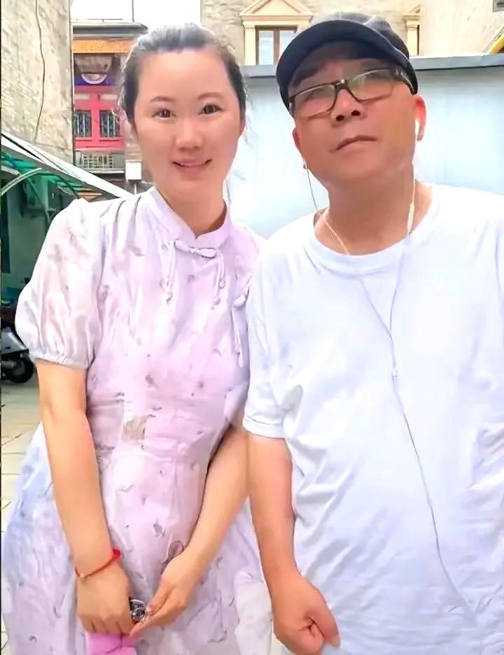 快看：小五婶的自画像
今年38岁，身材适中，眼睛明亮牙齿洁白，性格温柔善良。
曾