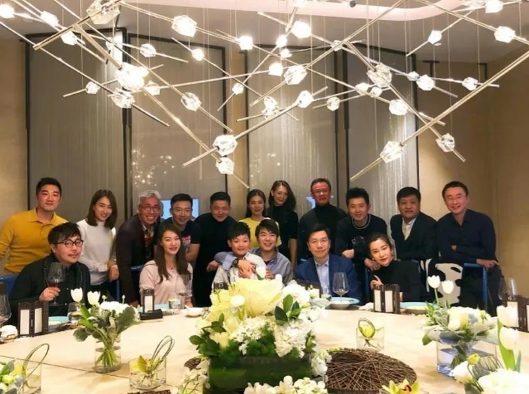 李冰冰、任泉和李开复等一众名人大咖聚餐，李冰冰侧着身子歪头想往李开复身上靠，没想