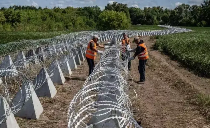 这回看乌克兰怎么解释！
在攻占俄罗斯领土后第一时间拉起了铁丝网圈起了地。
还口口