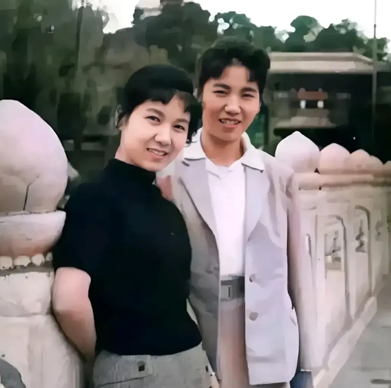 60年代，赵丽蓉和新凤霞，这两位评剧界的巨星，曾经在一张珍贵的合影中留下了时光的