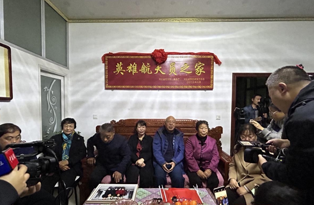 紧急快讯！神十九发射任务圆满成功，点火瞬间蔡旭哲姐姐动情落泪：亲情让人忍不住忐忑