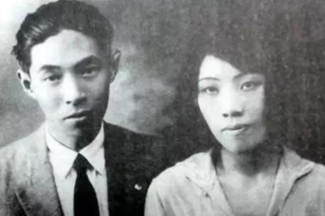 1928年，32岁的茅盾出轨23岁的女学生秦德君，不久秦德君便怀了孕，茅盾为难地
