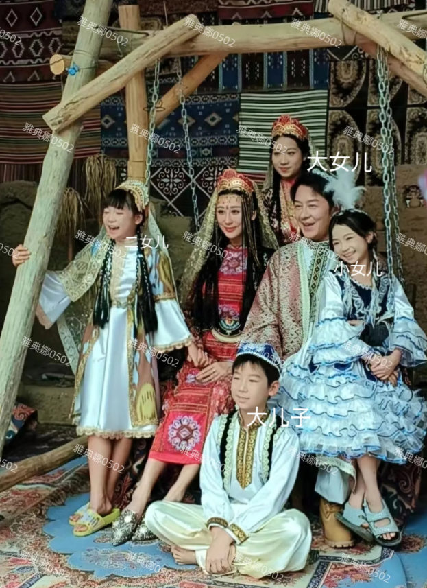 喀什古城偶遇陈浩民一家六口！
陈浩民的老婆蒋丽莎基因太强大了，四个孩子颜值都不高