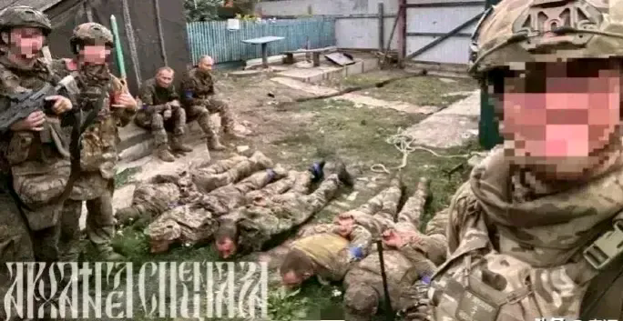 被这张照片震撼到了，俄罗斯士兵抓住了乌克兰第82空突旅的士兵！这些俘虏双手反绑，