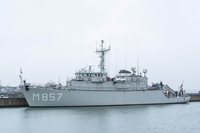 荷兰皇家海军今天为Zr.Ms.Makkum举行告别仪式。该扫雷艇在服役40年后退