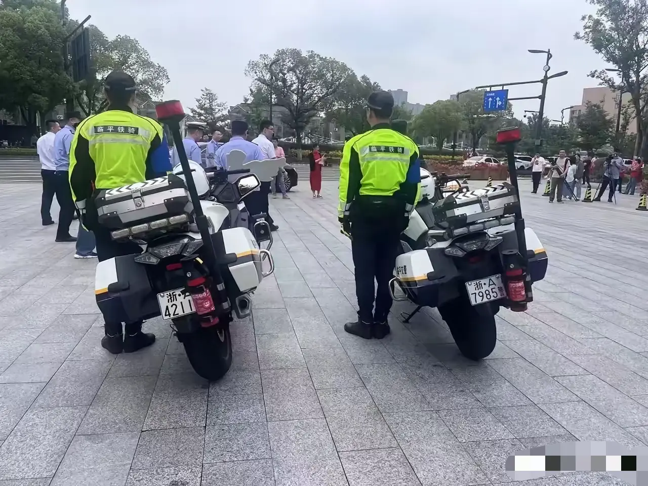 交警用心了，车牌：“是211，去985”