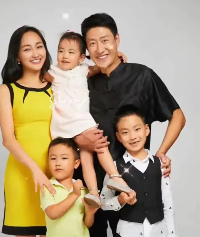 于震的妻子辛月也太会生了吧，两子一女暖化了于震的硬汉心啊！
大儿子长的很像辛月，