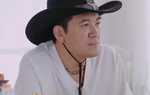 倪萍将杨子一顿夸后，问杨子有没有把黄圣依和两个儿子以后的生活安排好，杨子说都安排