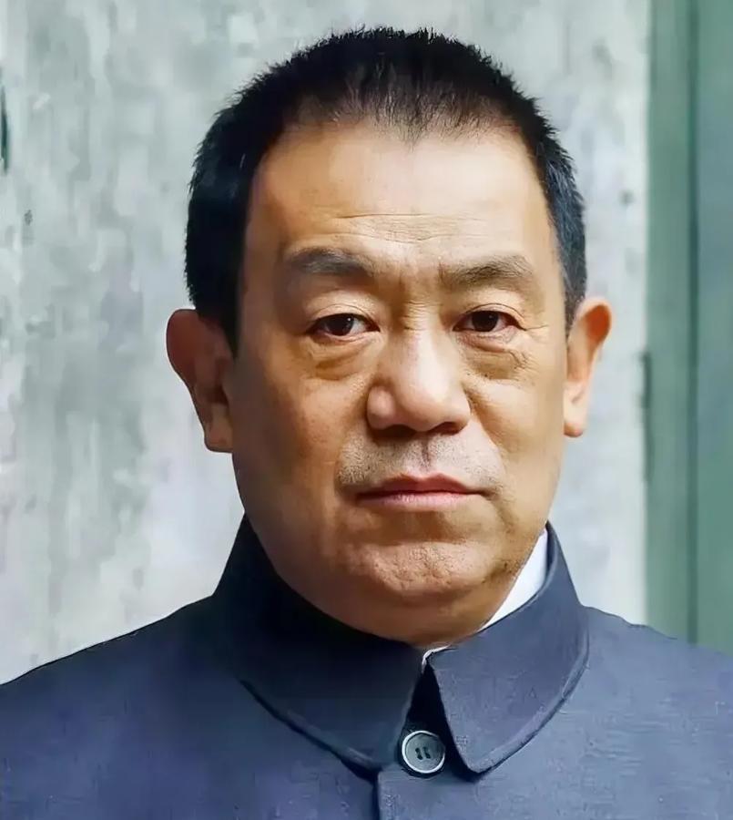 关于演员高明和他儿子寿命问题，真是令人唏嘘！

高明，享年83岁！

他的儿子虽